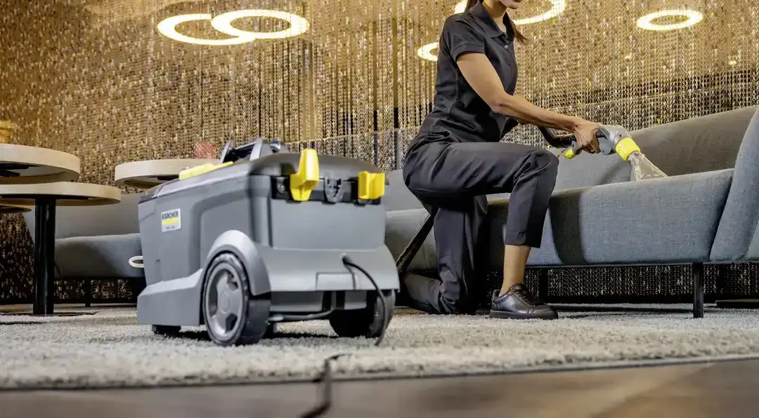 Proces prania tapicerki maszyną Karcher Poznań – metoda ekstrakcyjna w praktyce.